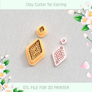Puede incluir: Un juego de cuatro cortadores de arcilla para pendientes. Los cortadores tienen forma de diamantes con diseños intrincados. Los cortadores están hechos de plástico marrón claro y están diseñados para usar con arcilla polimérica. Los cortadores se muestran sobre un fondo de tela gris claro. STL FILE FOR 3D PRINTER