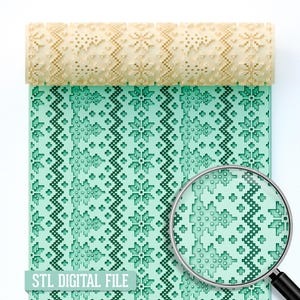 Op de afbeelding: Een lichtbeige deegroller met een sneeuwvlokpatroon ligt boven een turquoise mat met een bijpassend ontwerp. De mat heeft een herhalend patroon van sneeuwvlokken en zigzags. De tekst "STL DIGITAL FILE" staat onderaan.