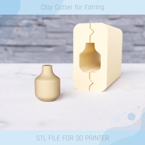 Peut inclure: Un emporte-pièce en argile imprimé en 3D pour boucles d'oreilles, en forme de petit vase. L'emporte-pièce est beige et a une surface lisse. L'image montre également une boucle d'oreille d'échantillon réalisée avec l'emporte-pièce. Le texte "STL FILE FOR 3D PRINTER" est en bas de l'image.