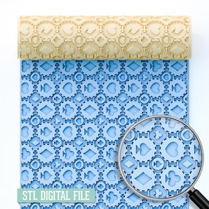 Könnte beinhalten: Eine hellbeige Teigrolle mit einem sich wiederholenden Muster aus Spielkartensymbolen, darunter Herzen, Rauten, Kreuz und Pik. Die Teigrolle wird auf einer blauen Oberfläche mit dem gleichen Muster gezeigt. Der Text "STL DIGITAL FILE" ist sichtbar.