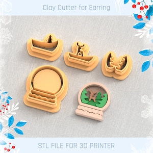 Op de afbeelding: Een verzameling kleisnijders voor oorbellen, met verschillende vakantie-thema vormen. De snijders omvatten een kerstboom, een rendier en een sneeuwbolontwerp. De tekst "Clay Cutter for Earring" en "STL FILE FOR 3D PRINTER" zijn zichtbaar.