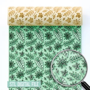 Op de afbeelding: Een deegroller met een bladerenpatroon, naast een vel met een bijpassend bladerenontwerp. De deegroller is lichtbruin van kleur en het vel is lichtgroen van kleur. De tekst "STL DIGITAL FILE" staat onderaan.