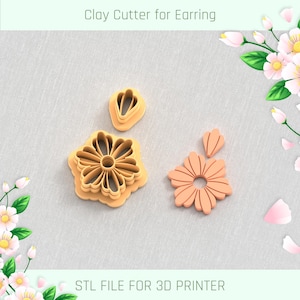 Puede incluir: Un juego de cuatro cortadores de arcilla para pendientes, con un diseño de flor. Los cortadores están hechos de plástico marrón claro y están diseñados para usar con arcilla polimérica. La imagen incluye el texto "Clay Cutter for Earring" y "STL FILE FOR 3D PRINTER".