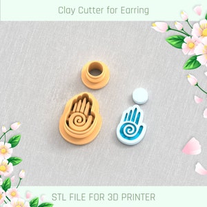 Puede incluir: Un juego de cortadores de arcilla para pendientes, con un diseño de mano y un detalle en espiral. El juego incluye el cortador, una pieza redonda y un pendiente terminado en azul y blanco. El texto dice "Clay Cutter for Earring" y "STL FILE FOR 3D PRINTER".