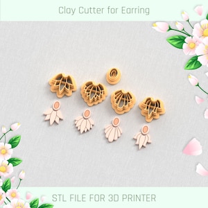Puede incluir: Un conjunto de siete cortadores de arcilla para pendientes, diseñados para su uso con una impresora 3D. Los cortadores están hechos de plástico marrón claro y tienen forma de varios diseños florales. El texto "Clay Cutter for Earring" y "STL FILE FOR 3D PRINTER" es visible en la imagen.