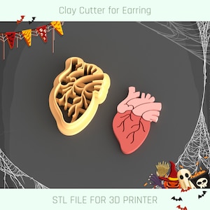 Può includere: Un file STL stampabile in 3D per un tagliapasta a forma di cuore. Il tagliapasta è progettato per creare orecchini. L'immagine mostra il tagliapasta accanto a un cuore rosso.