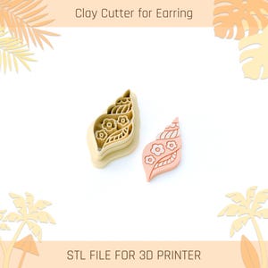Puede incluir: Dos cortadores de arcilla para pendientes. Uno es de color beige claro y el otro rosa claro. Ambos cortadores tienen forma de concha con diseños florales. El texto "Clay Cutter for Earring" y "STL FILE FOR 3D PRINTER" son visibles.