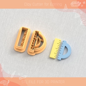 Könnte beinhalten: Drei 3D-gedruckte Ton-Ausstecher in Form eines Lineals, eines Geodreiecks und einer Kombination aus Lineal und Geodreieck. Die Ausstecher sind orange, gelb und blau. STL-DATEI FÜR 3D-DRUCKER.