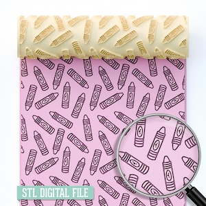 Puede incluir: Un rodillo de amasar beige claro con un patrón de crayones se muestra sobre una superficie rosa con un diseño de crayones repetido. Una lupa muestra un primer plano del patrón de crayones. El texto "STL DIGITAL FILE" está en la parte inferior.