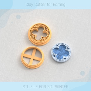 Puede incluir: Dos cortadores de arcilla impresos en 3D para pendientes. Un cortador es redondo con un diseño de trébol de cuatro hojas. El otro cortador es redondo con un diseño de cruz. ARCHIVO STL PARA IMPRESORA 3D.