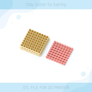 Könnte beinhalten: Ein beigefarbener Ton-Ausstecher für Ohrringe mit quadratischer Form und zahlreichen kleinen kreisförmigen Aussparungen. Daneben ein Quadrat aus kleinen, rosa Tonkreisen. Der Text oben lautet "Clay Cutter for Earring" und unten "STL FILE FOR 3D PRINTER."