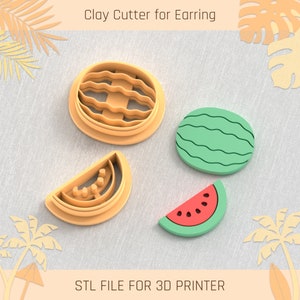 Pode incluir: Quatro cortadores de argila impressos em 3D com a forma de melancia. Os cortadores são laranja e verde. O texto "Clay Cutter for Earring" e "STL FILE FOR 3D PRINTER" é visível na imagem.