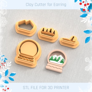 Op de afbeelding: Set van vijf 3D-geprinte klei-uitstekers voor oorbellen. De uitstekers zijn gevormd als een sneeuwbol, een kerstboom, een huis, een ster en een sneeuwvlok. De uitstekers zijn gemaakt van lichtbruin plastic en zijn ontworpen om te worden gebruikt met polymer klei.