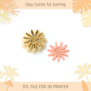 Op de afbeelding: Twee kleisnijders voor oorbellen. Eén is een beige bloemvorm en de andere een koraalrode zonvorm. De tekst "Clay Cutter for Earring" en "STL FILE FOR 3D PRINTER" staan bovenaan en onderaan de afbeelding.
