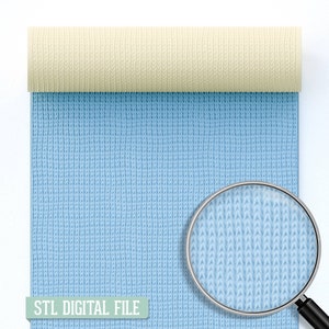 Puede incluir: Una sección enrollada de tela de punto color crema se encuentra encima de una sección más grande y desplegada de tela de punto azul claro. Una lupa está colocada sobre la tela azul y el texto "STL DIGITAL FILE" se muestra en la parte inferior.