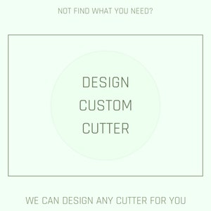 以下が含まれることがあります： 暗い緑色の文字「DESIGN CUSTOM CUTTER」が書かれた薄い緑色の円。文字は円の中心に配置されています。円は薄い緑色の縁取りのある白い背景の上にあります。「NOT FIND WHAT YOU NEED?」という文字が円の真上にあり、「WE CAN DESIGN ANY CUTTER FOR YOU」という文字が円の真下にあります。