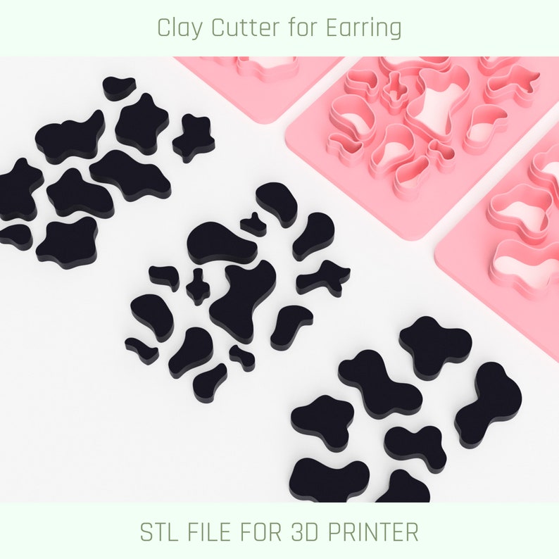 Op de afbeelding: Drie zwarte 3D-geprinte klei-uitstekers voor oorbellen, in de vorm van abstracte organische vormen. De uitstekers bevinden zich op een wit oppervlak. De tekst "Clay Cutter for Earring" en "STL FILE FOR 3D PRINTER" is zichtbaar in de afbeelding.