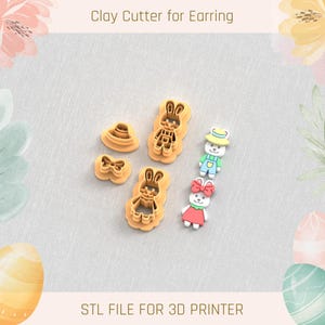 Pode incluir: Uma coleção de cortadores de argila para brincos, incluindo formas de coelho e laço, e brincos de coelho acabados. Os cortadores são de cor laranja clara. O texto na parte superior diz "Clay Cutter for Earring" e na parte inferior "STL FILE FOR 3D PRINTER."