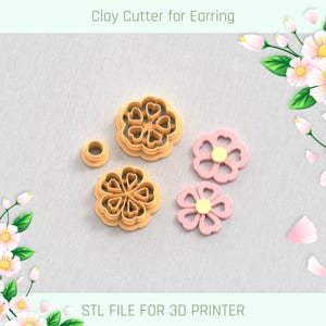 Puede incluir: Un surtido de cortadores de arcilla para pendientes, con formas de flores y corazones. Los cortadores son de color beige y rosa, con centros amarillos en las flores rosas. El texto en la parte superior dice "Clay Cutter for Earring" y en la inferior "STL FILE FOR 3D PRINTER".