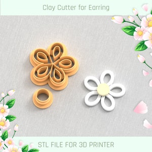 Puede incluir: Un cortador de arcilla impreso en 3D para pendientes, con un diseño de flor. El cortador es naranja y la flor es blanca con un centro amarillo. El texto "STL FILE FOR 3D PRINTER" está en la parte inferior de la imagen.