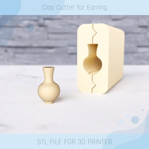 Op de afbeelding: Een beige kleisnijder voor oorbellen en een bijpassende mal. De snijder heeft de vorm van een kleine vaas. De tekst "Clay Cutter for Earring" en "STL FILE FOR 3D PRINTER" zijn zichtbaar.