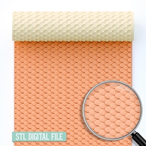 Könnte beinhalten: Eine pfirsichfarbene, strukturierte Teigrolle mit Schuppenmuster, teilweise über ein passendes Blatt gerollt. Der Text "STL DIGITAL FILE" befindet sich unten. Eine Lupe zeigt eine Nahaufnahme des Schuppenmusters.