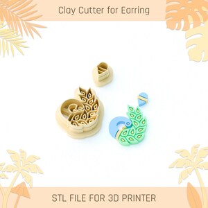 Puede incluir: Cortadores de arcilla beige para pendientes, con diseño de hojas. Un pendiente está ensamblado en azul y verde. El texto "Clay Cutter for Earring" y "STL FILE FOR 3D PRINTER" son visibles.