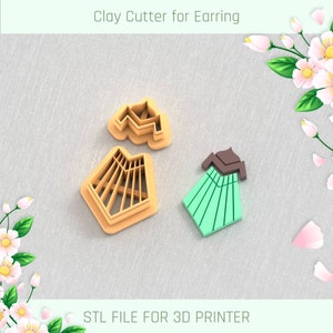 Könnte beinhalten: Zwei 3D-gedruckte Ton-Ausstecher für Ohrringe. Ein Ausstecher ist eine geometrische Form mit brauner Oberseite und grüner Unterseite. Der andere Ausstecher ist ein komplexeres Design mit brauner Oberseite und beigefarbener Unterseite. Der Text "STL FILE FOR 3D PRINTER" befindet sich am unteren Rand des Bildes.