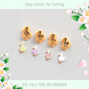 Puede incluir: Cortadores de arcilla y figuras de patos en miniatura. Los cortadores tienen forma de abrigo, vestido y pato. Los patos son blancos con ropa colorida. El texto de la imagen dice "Clay Cutter for Earring" y "STL FILE FOR 3D PRINTER."