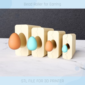 Puede incluir: Un conjunto de cuatro rodillos para hacer cuentas para pendientes. Los rodillos son de plástico beige y tienen agujeros de diferentes tamaños. Los rodillos están dispuestos en una fila del más grande al más pequeño.  STL FILE FOR 3D PRINTER