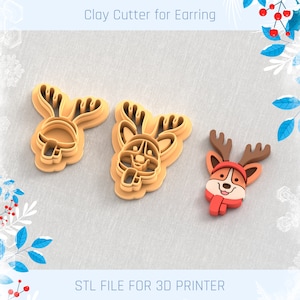 Puede incluir: Tres cortadores de arcilla impresos en 3D con forma de cabeza de reno. Los cortadores son marrones y presentan un reno con cuernos, un reno con cuernos y una bufanda, y una cabeza de reno con una bufanda. Los cortadores están sobre una superficie beige. STL FILE FOR 3D PRINTER.