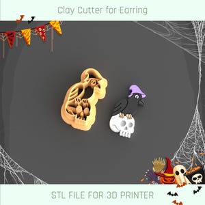 Puede incluir: Imagen con temática de Halloween que presenta un cortador de arcilla para pendientes y un cuervo impreso en 3D sobre una calavera. El cortador de arcilla es beige y el cuervo es negro con un sombrero morado. El texto "Clay Cutter for Earring" y "STL FILE FOR 3D PRINTER" son visibles.