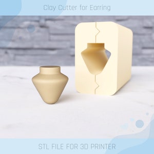 Peut inclure: Un emporte-pièce en argile imprimé en 3D pour boucles d'oreilles, en forme de larme. L'emporte-pièce est beige et a une surface lisse. L'image montre également une boucle d'oreille d'échantillon réalisée avec l'emporte-pièce. FICHIER STL POUR IMPRIMANTE 3D.