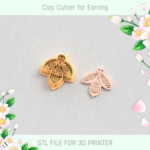Puede incluir: Dos cortadores de arcilla para pendientes, uno como molde y otro como producto terminado. Los cortadores tienen forma de hoja estilizada con detalles florales y geométricos. El texto "Clay Cutter for Earring" y "STL FILE FOR 3D PRINTER" son visibles.