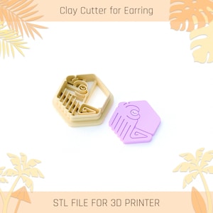 Könnte beinhalten: Ein beigefarbener, sechseckiger Ton-Ausstecher für Ohrringe und eine passende fliederfarbene Tonform. Der Text Clay Cutter for Earring und STL FILE FOR 3D PRINTER ist oben und unten im Bild sichtbar, umrahmt von Illustrationen von Palmblättern.