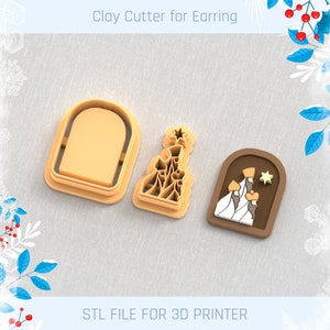 Op de afbeelding: Drie 3D-geprinte klei-uitstekers voor oorbellen, met een kerstthema. De uitstekers zijn in bruin, beige en wit. De uitstekers zijn ontworpen om een ster, een kerstboom en de drie wijzen uit te steken.