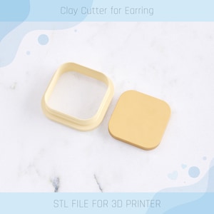 Op de afbeelding: Een lichtbeige kleisnijder voor oorbellen, met een afgeronde vierkante vorm, en een bijpassend effen vierkant. De tekst "Clay Cutter for Earring" en "STL FILE FOR 3D PRINTER" zijn zichtbaar.