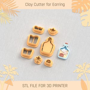 Könnte beinhalten: Ein Satz von acht Ton-Ausstechern für Ohrringe, bestehend aus einer Flasche, einem Stern, einem Buch, einem Boot und einer Krone. Die Ausstecher sind aus hellbraunem Kunststoff und für die Verwendung mit Polymerton konzipiert. STL-DATEI FÜR 3D-DRUCKER.