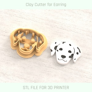 Op de afbeelding: Een 3D-geprinte kleiafsteker voor oorbellen, in de vorm van een Dalmatiër. De afsteker is beige en de hond is wit met zwarte vlekken. De tekst "Clay Cutter for Earring" en "STL FILE FOR 3D PRINTER" is zichtbaar in de afbeelding.