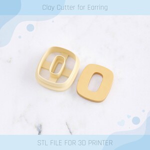 Op de afbeelding: Een beige plastic klei-snijder in de vorm van de letter "O" met een kleinere "O" uitgesneden in het midden. De snijder ligt naast een beige kleivorm die is uitgesneden met de snijder.