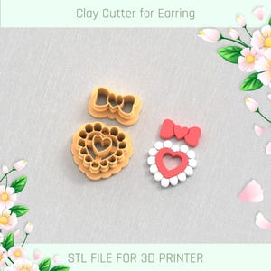 Puede incluir: Tres cortadores de arcilla para pendientes impresos en 3D. Los cortadores tienen forma de corazón con lazo, corazón con círculo de cuentas y lazo. Los cortadores están hechos de plástico marrón claro y están diseñados para usarse con arcilla polimérica.