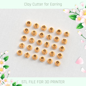 Op de afbeelding: Een verzameling kleine, bruin-beige kleisnijders in diverse bloemvormen. De afbeelding bevat de tekst "Clay Cutter for Earring" en "STL FILE FOR 3D PRINTER". Deze snijders zijn voor het maken van oorbellen.