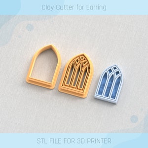 Può includere: Tre tagliacake in plastica stampati in 3D a forma di finestre ad arco. I tagliacake sono in plastica marrone chiaro e sono progettati per l'uso con pasta polimerica. Il file STL per la stampa 3D è incluso.