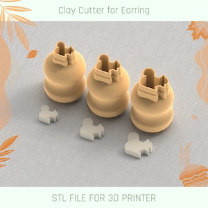 Puede incluir: Tres cortadores de arcilla beige para pendientes, cada uno con una forma única, se muestran junto a tres recortes blancos más pequeños. El texto "Clay Cutter for Earring" y "STL FILE FOR 3D PRINTER" son visibles.