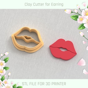 Peut inclure: Un emporte-pièce en argile imprimé en 3D en forme de lèvres. L'emporte-pièce est beige et l'arrière-plan est un tissu gris clair. Le texte "STL FILE FOR 3D PRINTER" est en bas de l'image.