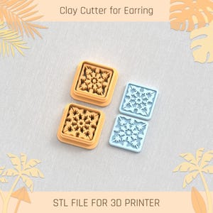 Puede incluir: Cuatro cortadores de arcilla cuadrados para pendientes. Dos son de color naranja claro y dos de color azul claro. Cada cortador tiene un diseño floral detallado. El texto en la parte superior dice "Clay Cutter for Earring" y el texto en la parte inferior "STL FILE FOR 3D PRINTER".