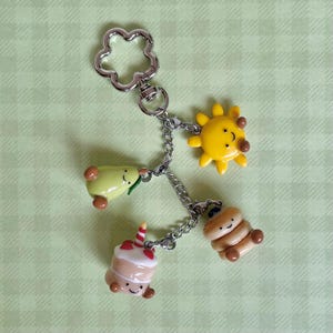 Handgjord polymerlera nyckelring | Kawaii berlocker, sol, päron, tårta, pannkakor | Väskberlock