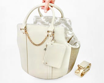 Elegante bolso para transportar perros, bolso de lujo para mascotas, bolso pequeño para cachorros en beige y dorado.