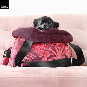 Bolsa de viaje rosa para perros: transportín pequeño y acogedor con forma de avión y correa para el hombro.