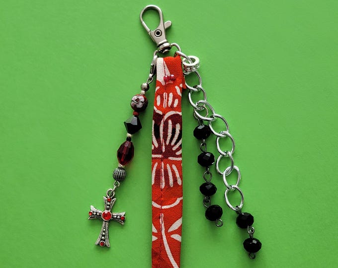 Bag jewel in pearls and costume jewelry upcycling carabiner and Japanese kimono silk fabric handmade in a unique piece in France